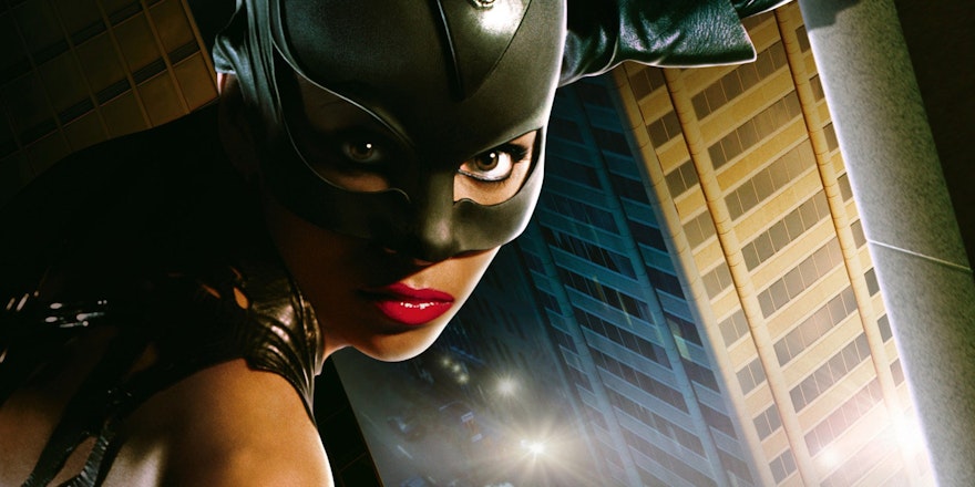 Женщина-кошка играет с собой Женщина-кошка играет с собой