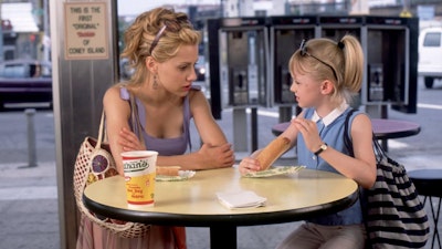 Каждый 5 минут. Городские девчонки Uptown girls, 2003. Фильм про няню блондинку. Старый американская комедия про няню. Городские девчонки трейлер.